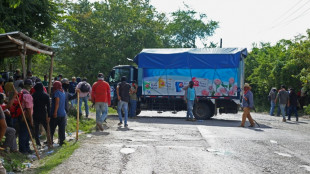 Civiles retienen a polic&iacute;as y militares en una convulsa regi&oacute;n de M&eacute;xico
