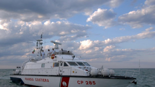 Migranti si tuffano in mare per raggiungere nave, tre dispersi