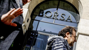 Borsa: Milano debole con Iveco e la banche, bene Cucinelli