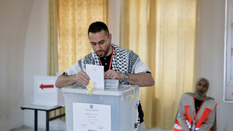 Com baixa participa&ccedil;&atilde;o, palestinos v&atilde;o &agrave;s urnas pela primeira vez desde a guerra em Gaza