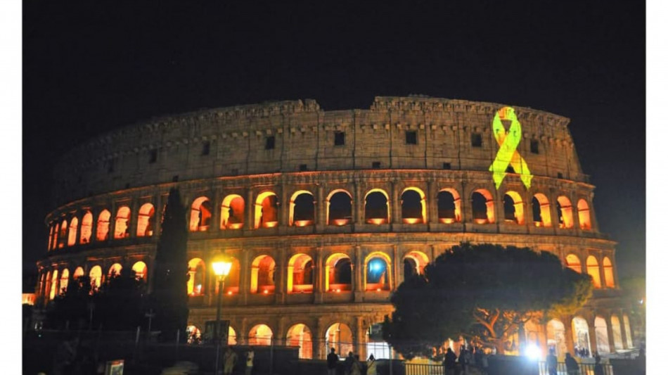 L'Italia si accende d'oro per campagna su cure tumori infantili