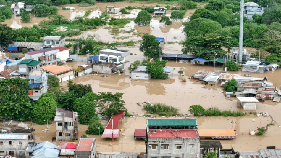 Les Philippines &eacute;valuent les d&eacute;g&acirc;ts apr&egrave;s le "super typhon" Fung-wong, en route vers Ta&iuml;wan