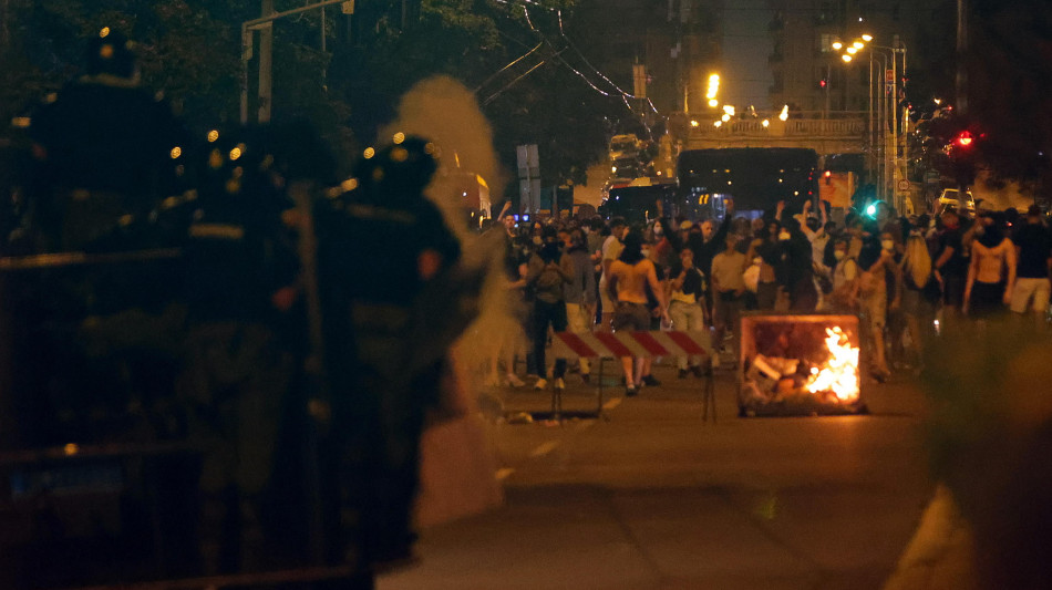 Serbia, nuovi scontri e violenze a Belgrado