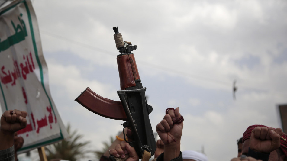 Houthi, almeno 20 morti in attacco Usa a porto di Ras Issa