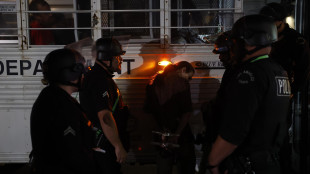 Polizia Los Angeles allontana troupe Cnn da zona proteste
