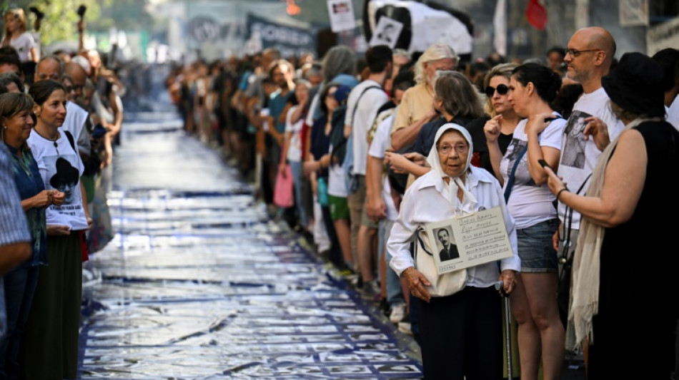 Argentinos marcharon a las plazas para decir "Nunca m&aacute;s" a una dictadura