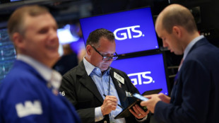 Wall Street termine en repli, encaisse les dernières annonces commerciales