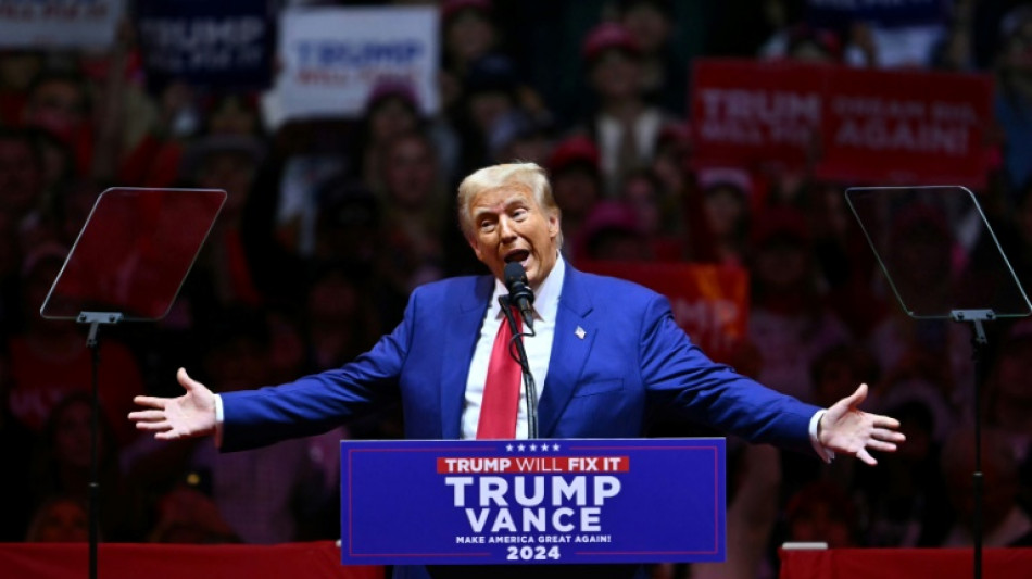 Trump ataca en Nueva York a los latinos y a Harris, que le devuelve las críticas