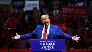 Trump ataca en Nueva York a los latinos y a Harris, que le devuelve las críticas