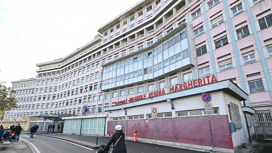 Morto il bambino di 3 anni caduto nella piscina di un b