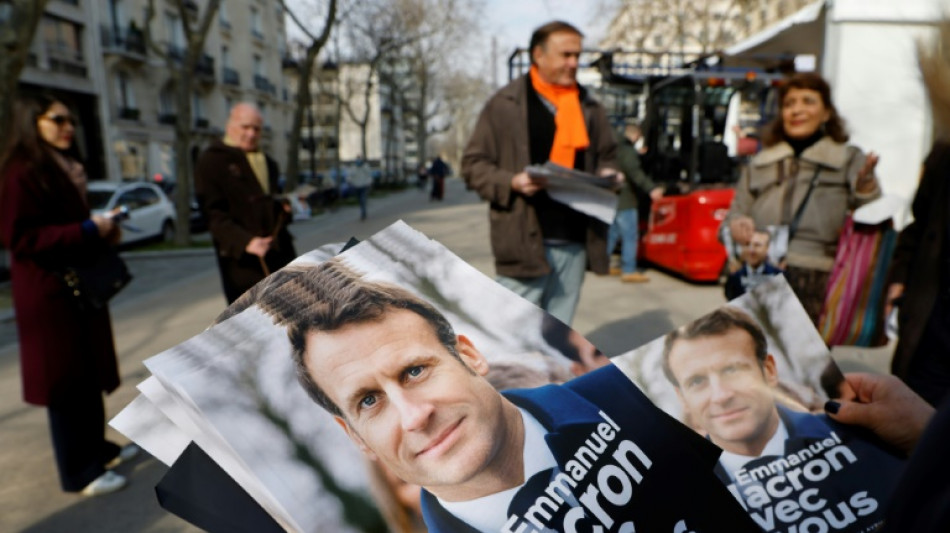 Pr&eacute;sidentielle: Macron en campagne malgr&eacute; la guerre en Ukraine