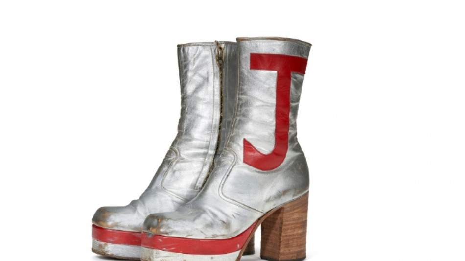 Des bottes, un piano, un Banksy : Elton John met une collection de ses objets aux ench&egrave;res