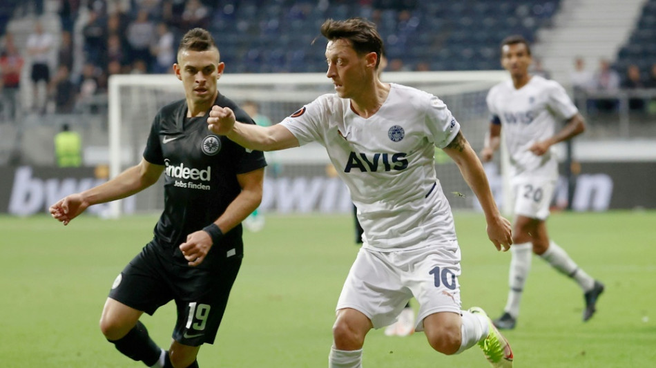Berater-Dementi: "&Ouml;zil wird weiter Fu&szlig;ball spielen"