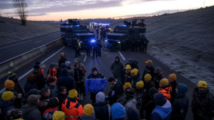 Du fumier et des tracteurs: barrages d'agriculteurs autour de Toulouse malgr&eacute; l'interdiction