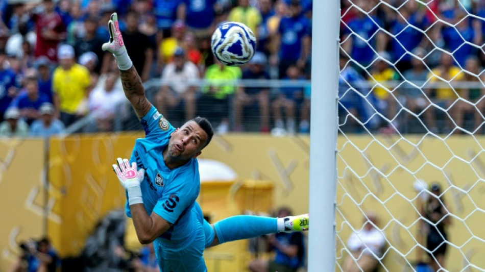 Shilton congratulates Brazilian goalkeeper Fabio on breaking record