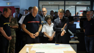 M&eacute;gafeu en Gironde: reprises par endroits, Macron appelle &agrave; "rester unis" pour "gagner" cette longue bataille