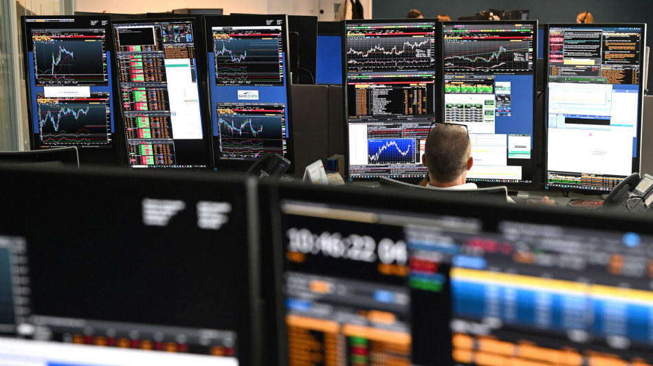 Borsa: Milano chiude debole con l'Europa, balzo di Ferrari