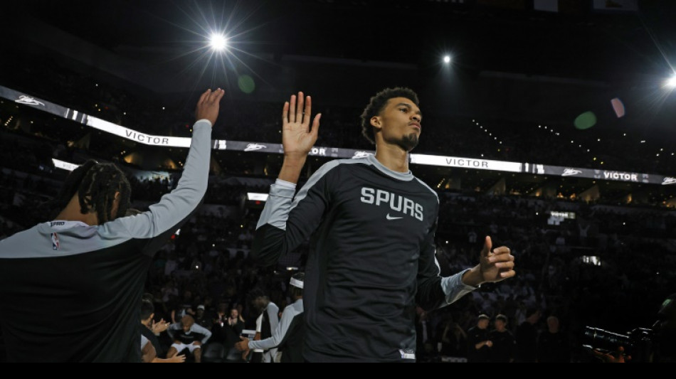 NBA: premier succ&egrave;s pour les Spurs, James et Davis portent les Lakers