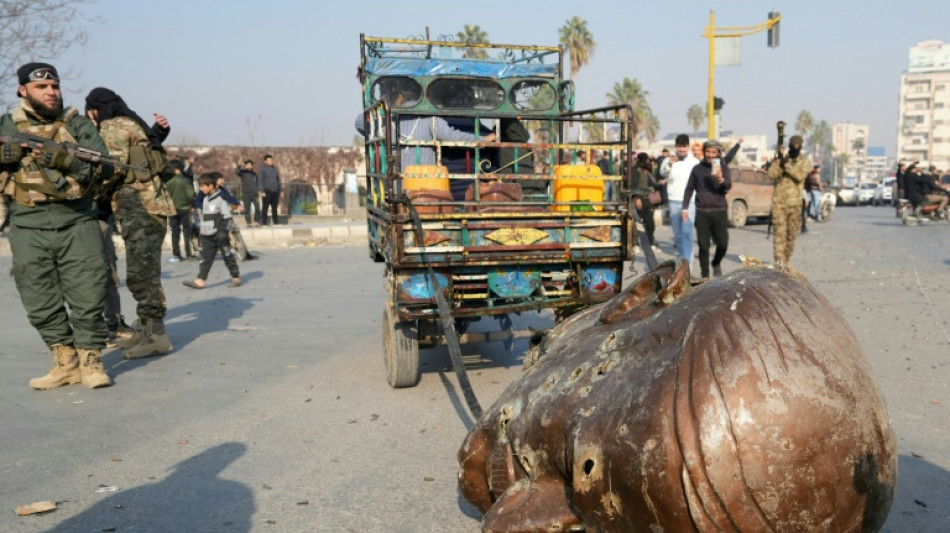 En Syrie, une statue de l'ex-pr&eacute;sident Hafez al-Assad renvers&eacute;e, tout un symbole