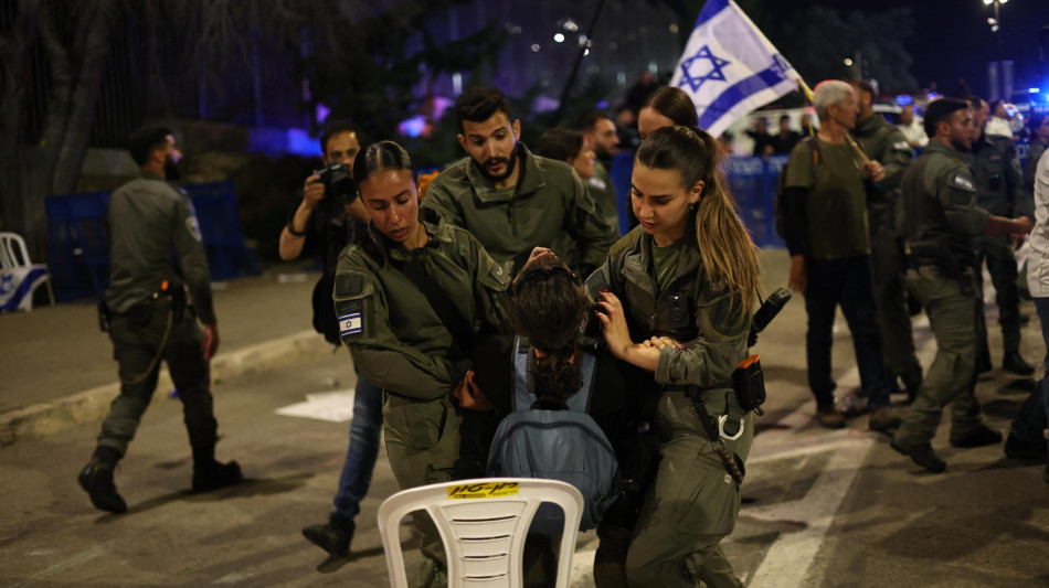 Dimostranti bloccano l'autostrada tra Gerusalemme e Tel Aviv