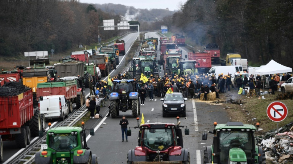 Agriculteurs fortement mobilis&eacute;s, recueillement apr&egrave;s la mort d'une &eacute;leveuse sur un barrage