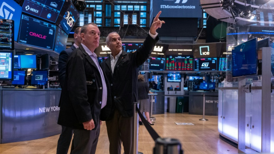 Wall Street termine en baisse, la gr&egrave;ve dans l'automobile et la Fed incitent &agrave; la prudence