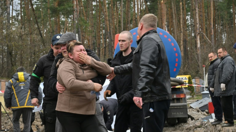 Pr&egrave;s de Kiev, une femme pleure son fils de 23 ans, retrouv&eacute; dans une fosse