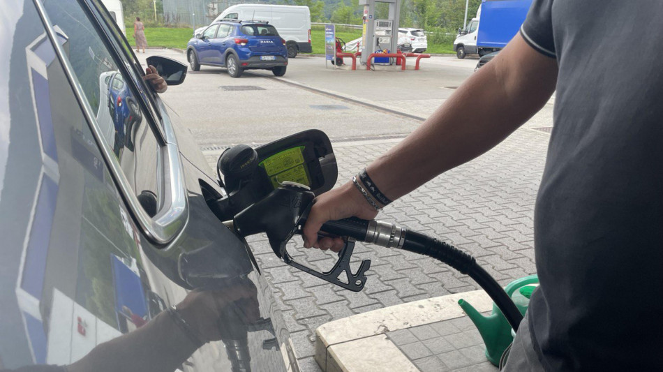 La benzina &egrave; ai minimi da 6 mesi, verde al self a 1,841 euro