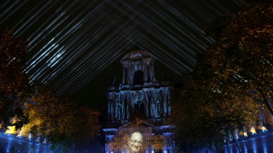 Zentrale Gedenkfeier f&uuml;r Opfer der Pariser Anschl&auml;ge 2015 begonnen