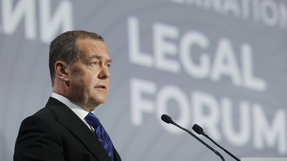 Medvedev, 'negoziati possibili anche a combattimenti in corso'