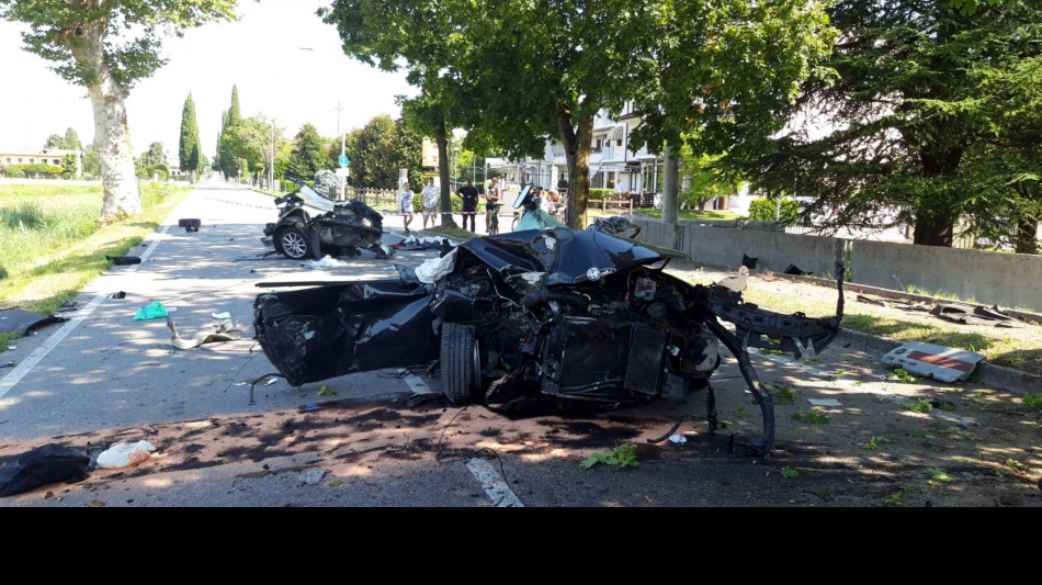 Fugge dai carabinieri e perde controllo auto, morto 23enne