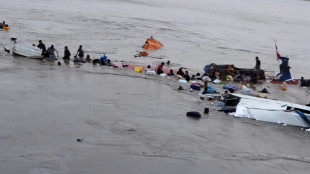 Intensa b&uacute;squeda de 30 desaparecidos tras un alud de tierra con 12 muertos en un puerto de Per&uacute;