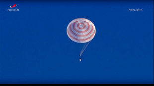 Atterrissage d'un vaisseau Soyouz apr&egrave;s un s&eacute;jour record dans l'ISS