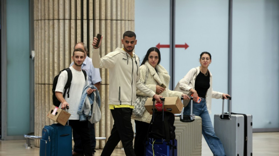 Les supporters isra&eacute;liens de retour chez eux apr&egrave;s la nuit de violences &agrave; Amsterdam