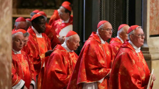 Cardeais rezam juntos antes do início do conclave