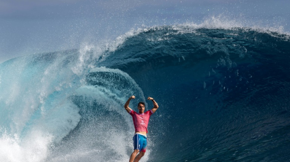Le petit village de Teahupo'o en liesse apr&egrave;s la m&eacute;daille d'or du surfeur tahitien Kauli Vaast