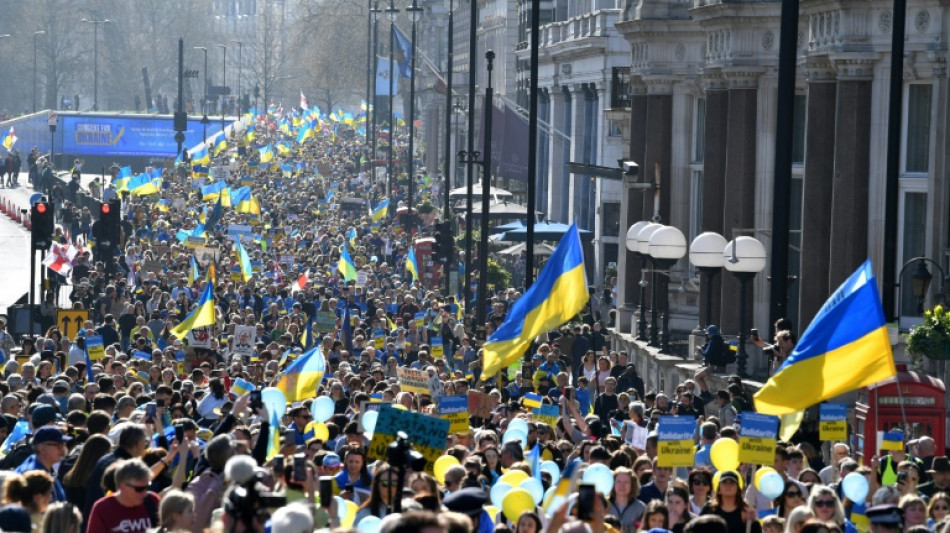 Des milliers de manifestants &agrave; Londres pour soutenir les Ukrainiens