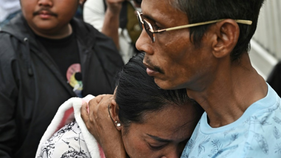 Séisme: à Bangkok, l'angoisse des proches des disparus de la tour effondrée