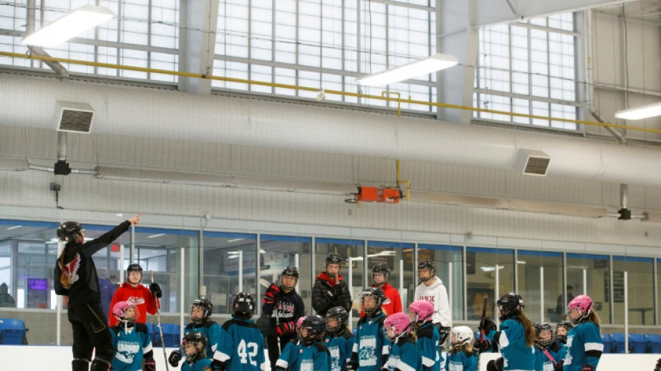 Le hockey sur glace f&eacute;minin &agrave; la peine au Canada