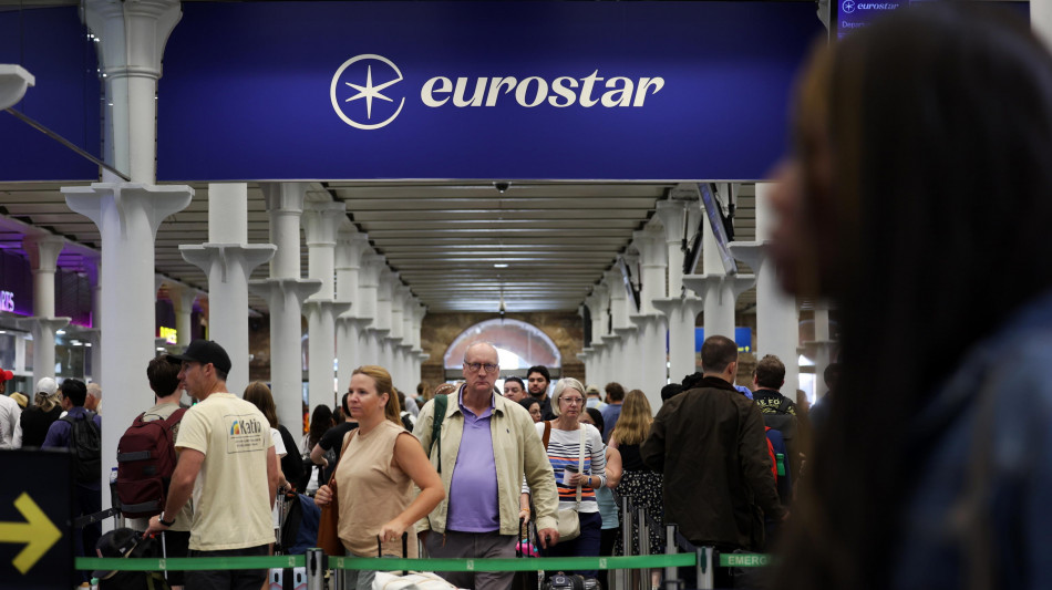 Treno Eurostar Bruxelles-Londra bloccato per 9 ore in Francia