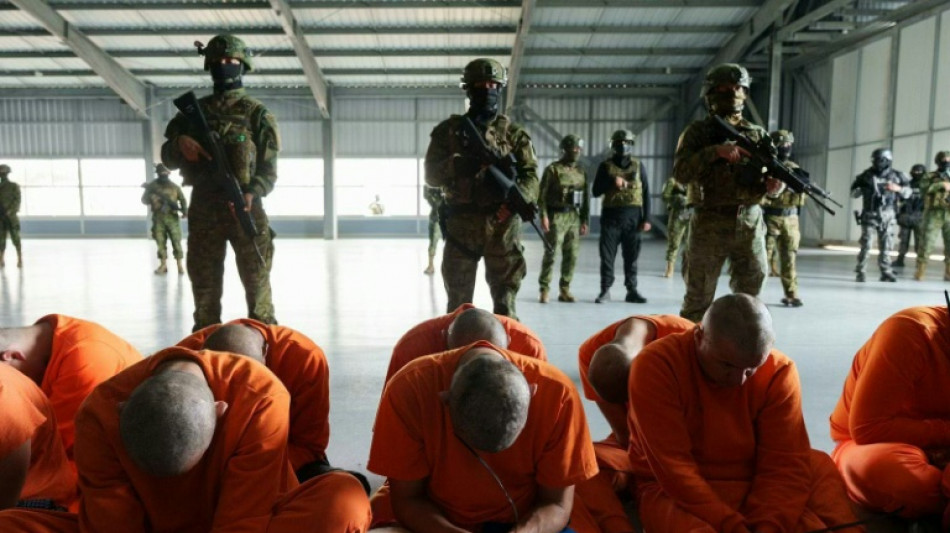 Equador transfere primeiros presos para megaprisão após massacre carcerário