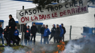 Prix des carburants: les d&eacute;p&ocirc;ts p&eacute;troliers de Brest et Lorient bloqu&eacute;s