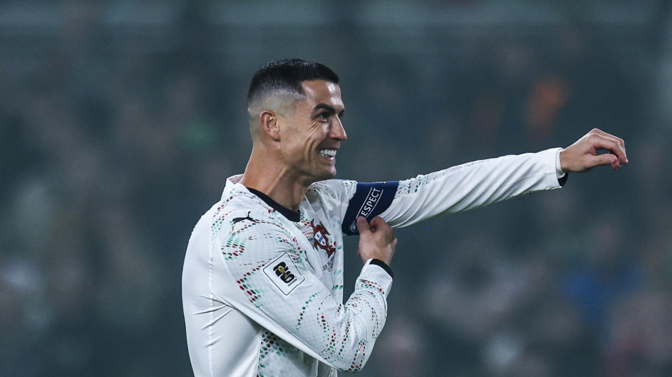 A 40 anni CR7 replica la rovesciata che affond&ograve; la Juventus