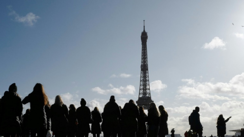 Polic&iacute;a francesa investiga dos falsas alertas de bomba en la Torre Eiffel