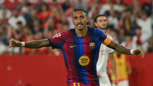 Com hat-trick de Raphinha, Bar&ccedil;a vence Sevilla e segue 100% no Espanhol