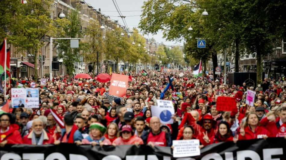 Multidão se veste de vermelho em Amsterdã em apoio aos palestinos