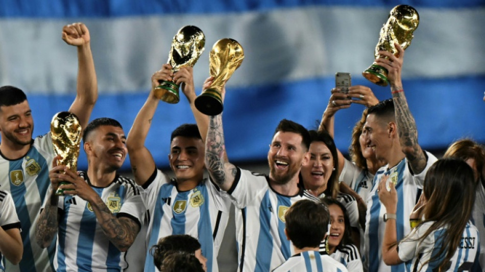 Football: l'Argentine f&ecirc;te son titre avec &eacute;motion et l'in&eacute;vitable patte de Messi