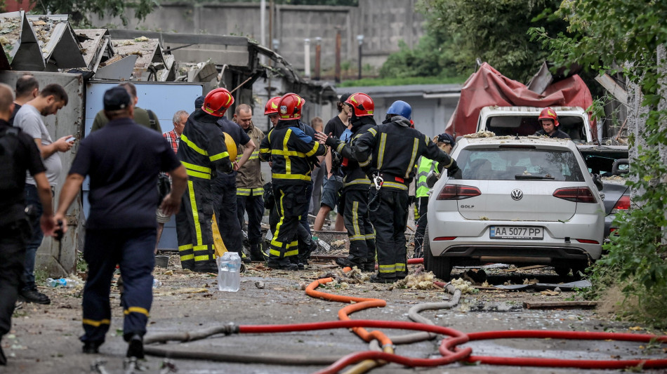 Attacco russo con droni su Kiev, un morto e 43 feriti