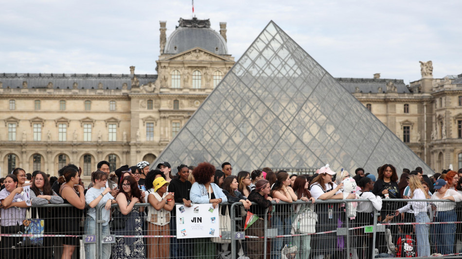 Rapina al Louvre all'apertura, polizia e ministra sul posto