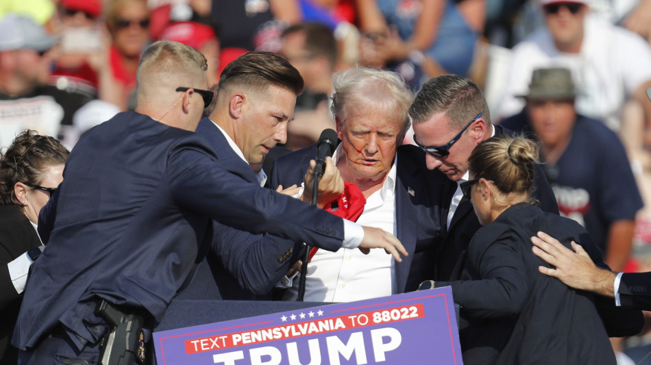 Autorit&agrave; confermano: Trump &egrave; stato colpito, l'attentatore ucciso